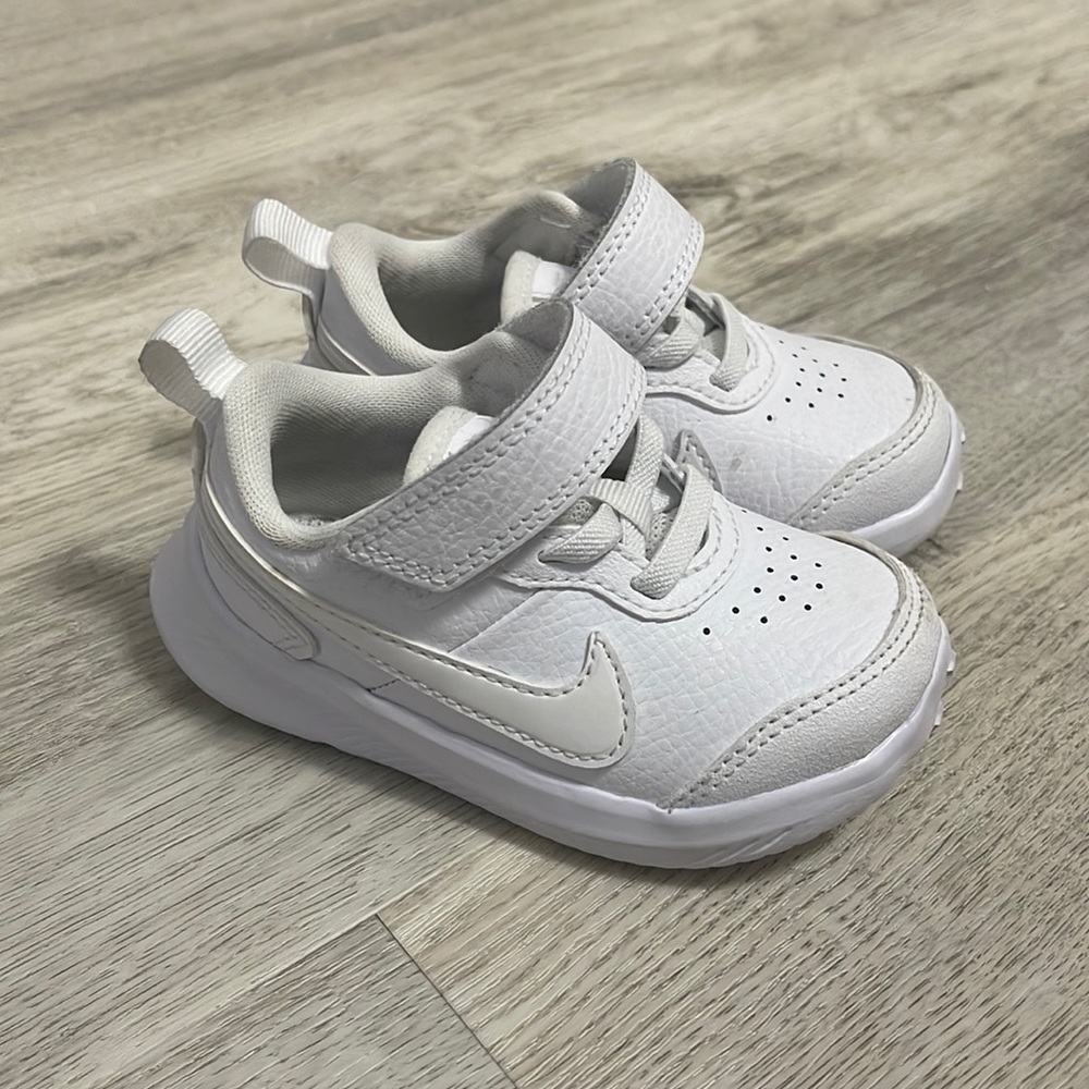 White Toddler Nike Sneakers size 5